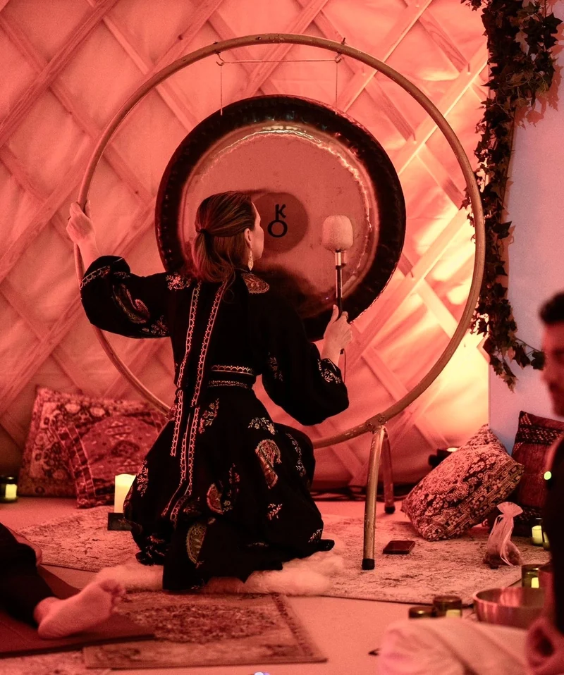 A gong ceremony by candlelight
