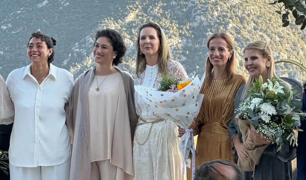 Loukia Papa with women of the circle holding flowers on the closing evening at Delphi