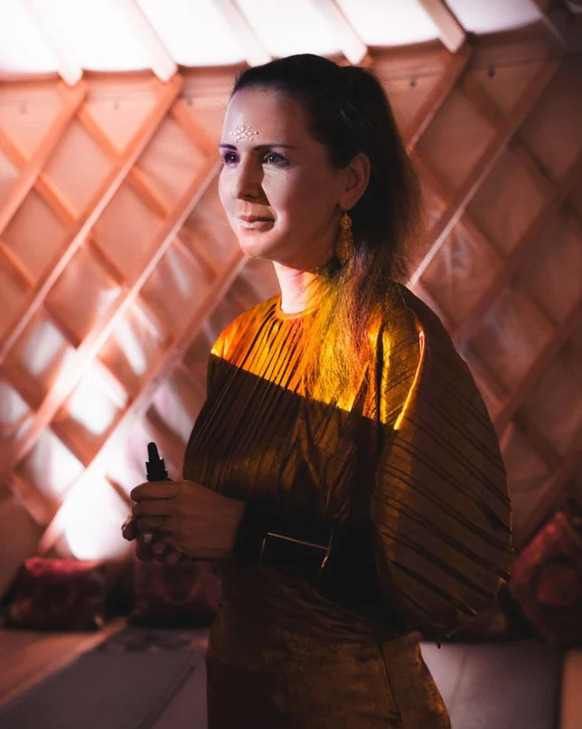 Loukia Papa in gold, in the chamber before the evening ceremony