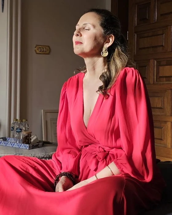 Loukia Papa in meditation, in the morning light of a private session